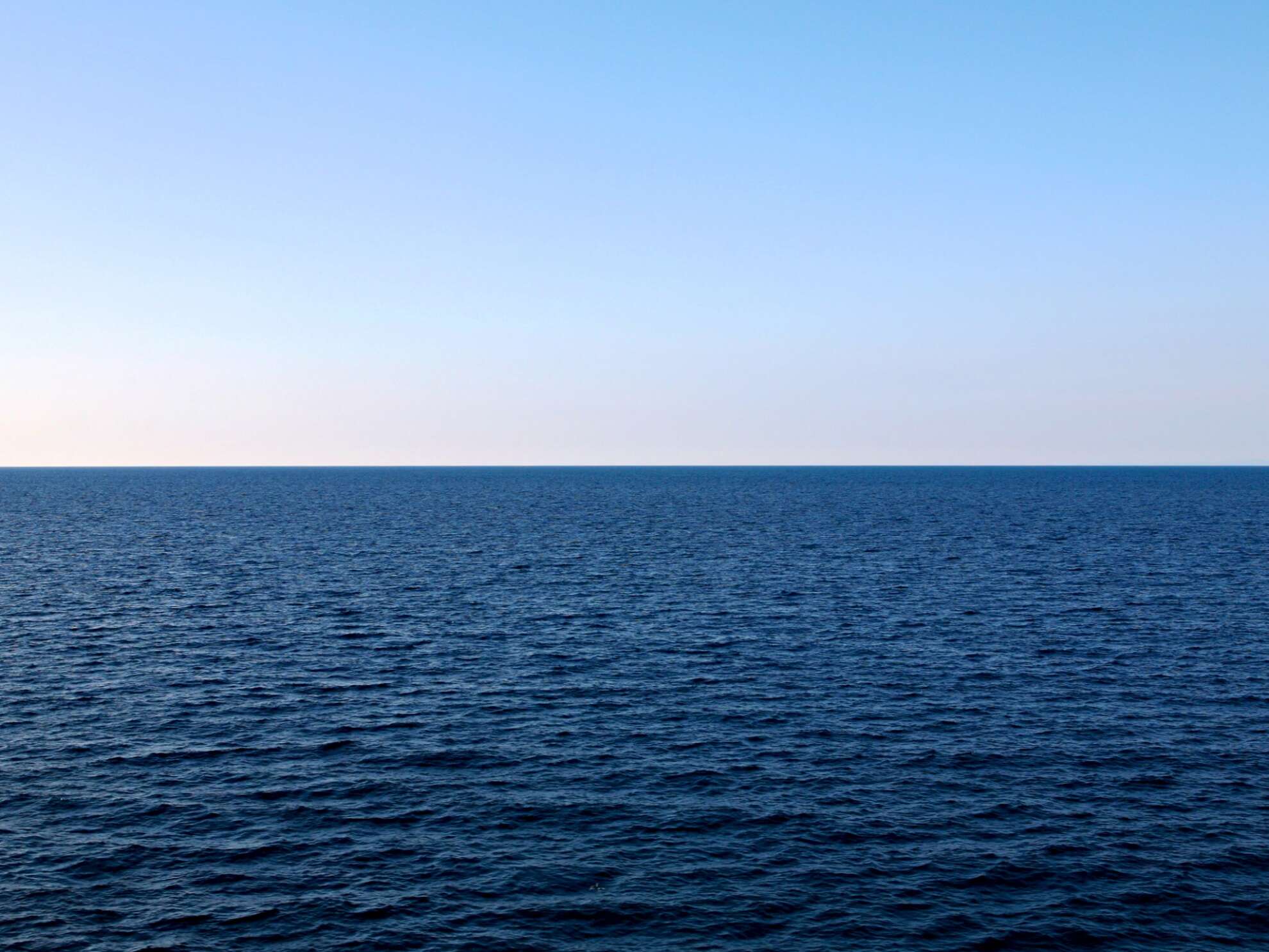 Ozean Blauer Ozean mit blauen Himmel